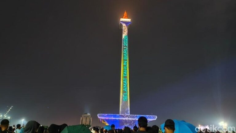 Warga Bersorak Gembira Saksikan Video Mapping Spektakuler di Monas Sambut Tahun Baru 2026