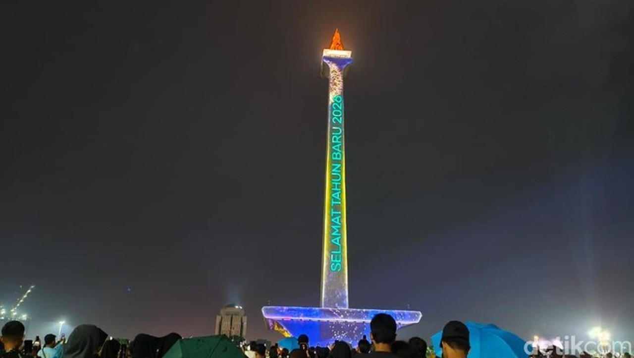 Warga Bersorak Gembira Saksikan Video Mapping Spektakuler di Monas Sambut Tahun Baru 2026 Warga Bersorak Gembira Saksikan Video Mapping Spektakuler di Monas Sambut Tahun Baru 2026