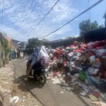 Tumpukan Sampah di Depok Meluber Tutupi Jalan, Warga Keluhkan Bau Menyengat