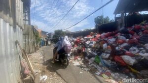 Tumpukan Sampah di Depok Meluber Tutupi Jalan, Warga Keluhkan Bau Menyengat