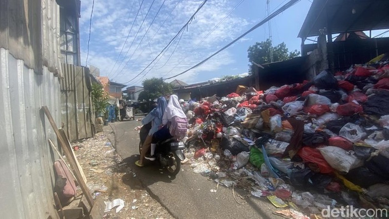 Tumpukan Sampah di Depok Meluber Tutupi Jalan, Warga Keluhkan Bau Menyengat Tumpukan Sampah di Depok Meluber Tutupi Jalan, Warga Keluhkan Bau Menyengat