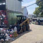 Tumpukan Sampah Tutupi Jalan Baktijaya Depok, DLHK Akui Kendala Armada dan TPA