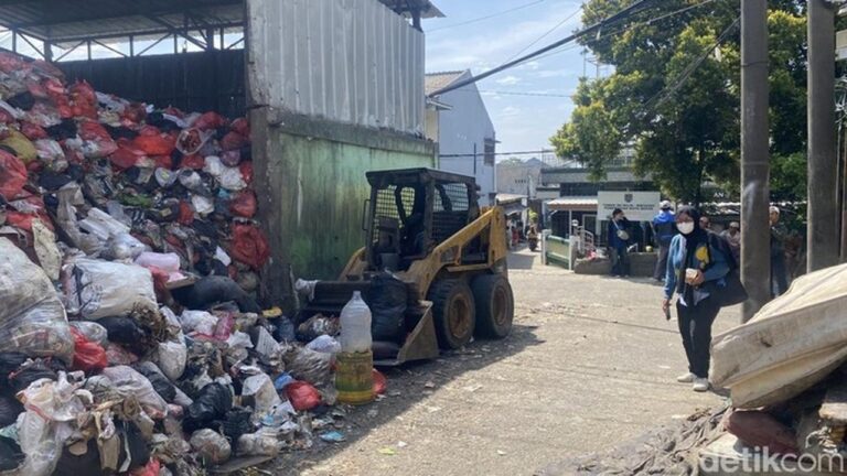 Tumpukan Sampah Tutupi Jalan Baktijaya Depok, DLHK Akui Kendala Armada dan TPA