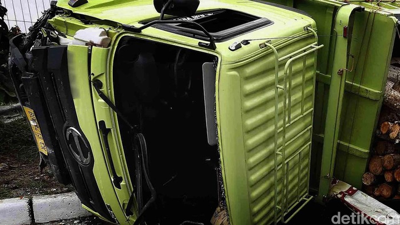 Truk Kontainer Terbalik di Tol Japek Arah Cikarang, Lalu Lintas Normal