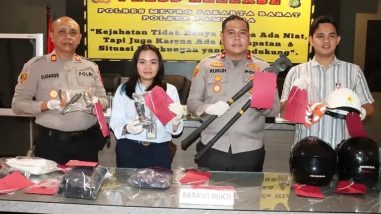 Tiga Pria Berkedok Petugas Listrik Curi Kabel Rp 200 Juta di Tambora Tiga Pria Berkedok Petugas Listrik Curi Kabel Rp 200 Juta di Tambora