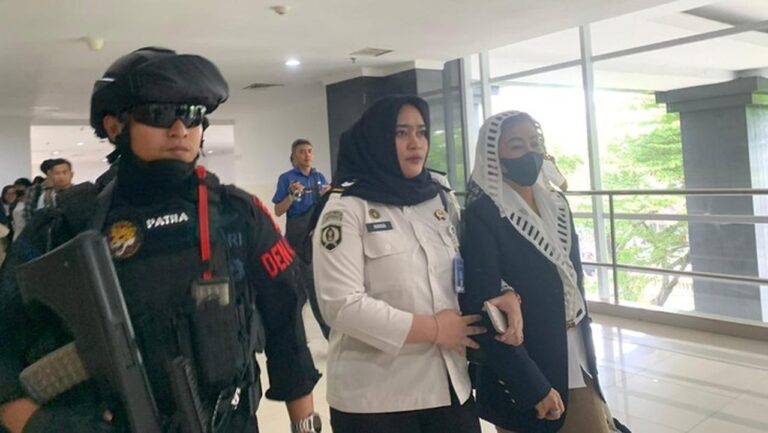 Hasnaeni ‘Wanita Emas’ Ajukan PK Kedua, Tulis Surat Terbuka ke Presiden Prabowo Hasnaeni ‘Wanita Emas’ Ajukan PK Kedua, Tulis Surat Terbuka ke Presiden Prabowo