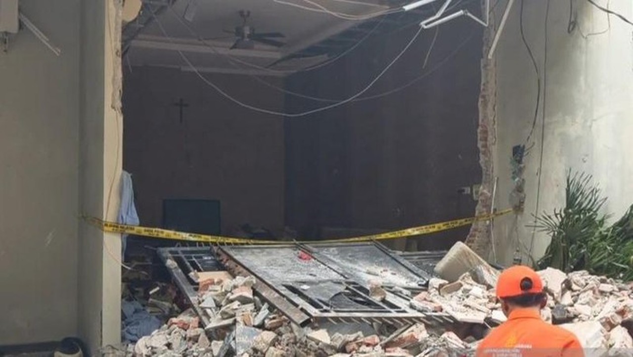 Ibu di Grogol Petamburan Terlempar Keluar Rumah Akibat Ledakan Tabung Gas Bocor Ibu di Grogol Petamburan Terlempar Keluar Rumah Akibat Ledakan Tabung Gas Bocor