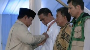Prabowo Anugerahkan Tanda Kehormatan Bintang Jasa kepada Mentan, Petani, hingga Kapolres