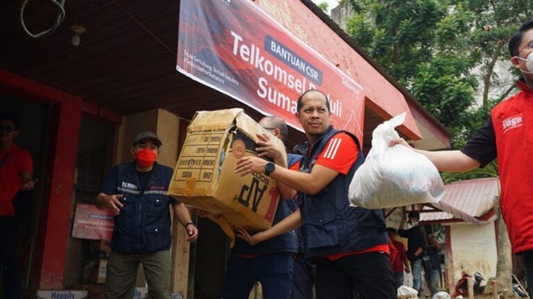 Telkomsel Salurkan Bantuan Logistik untuk Korban Banjir di Aceh Utara