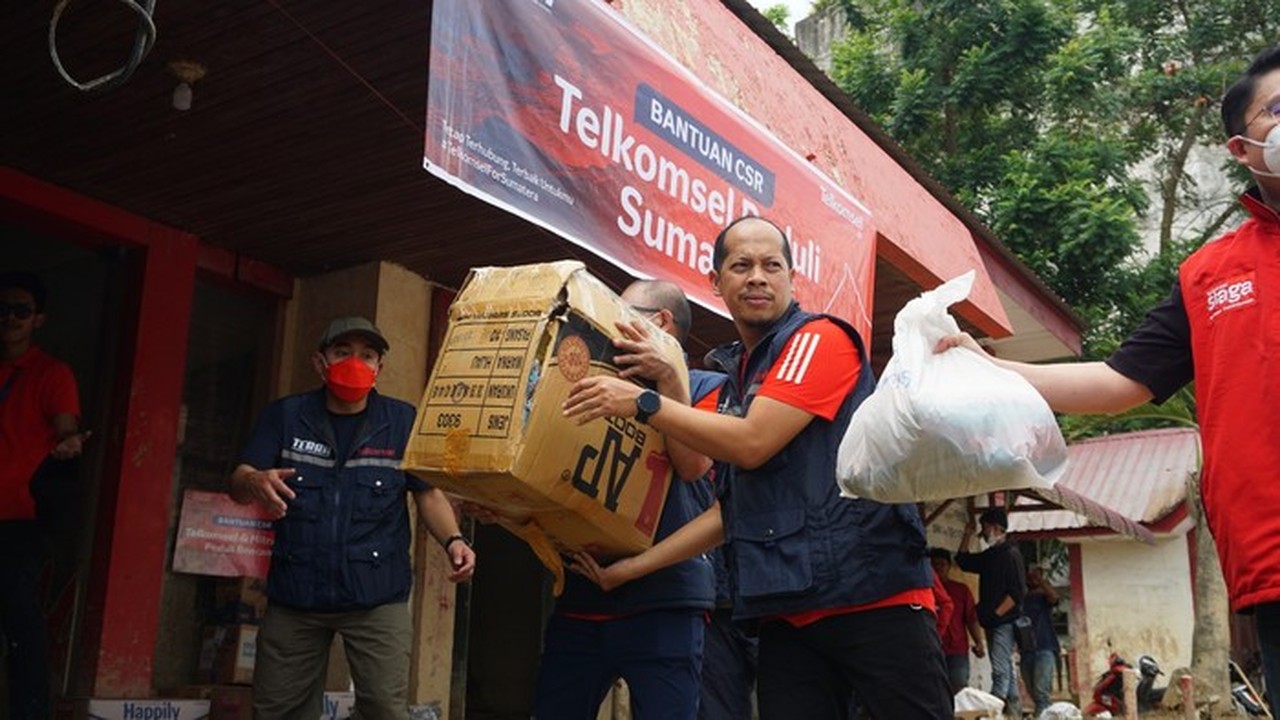 Telkomsel Salurkan Bantuan Logistik untuk Korban Banjir di Aceh Utara Telkomsel Salurkan Bantuan Logistik untuk Korban Banjir di Aceh Utara