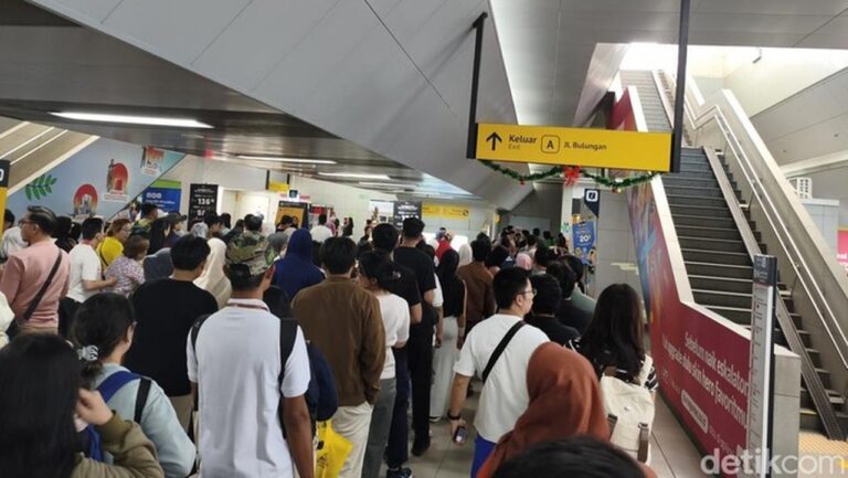 Tarif Rp 1 MRT Dimanfaatkan Warga untuk Liburan Keluarga ke Blok M Tarif Rp 1 MRT Dimanfaatkan Warga untuk Liburan Keluarga ke Blok M
