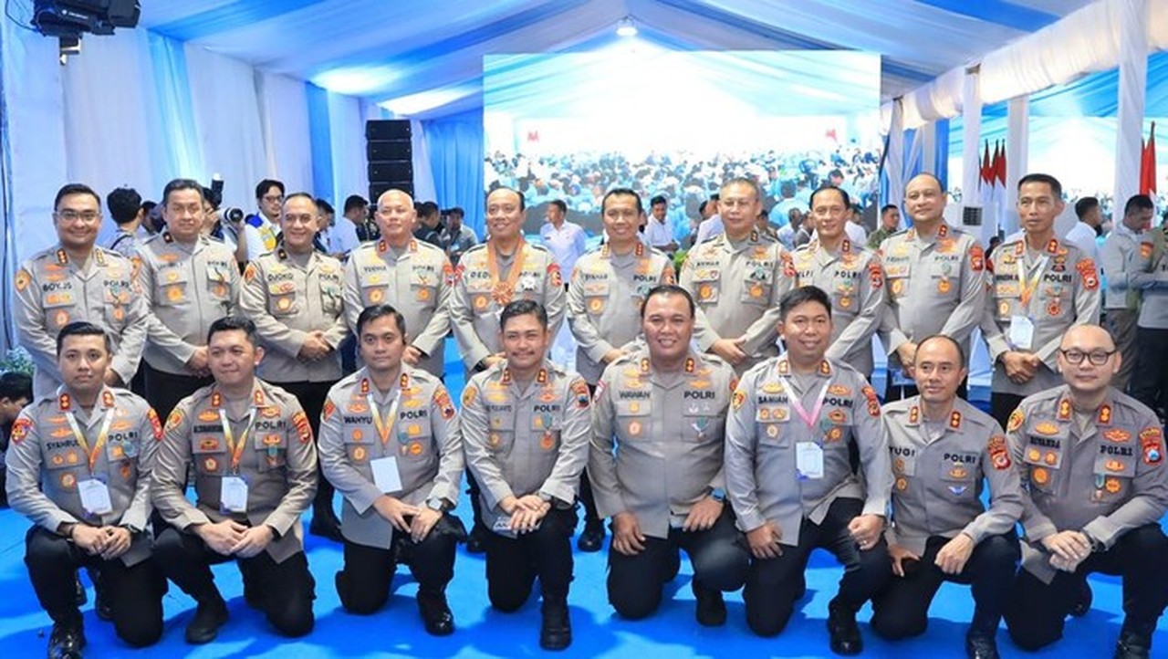 Prabowo Anugerahi Satyalancana Wira Karya kepada 9 Kapolres atas Dedikasi Swasembada Pangan 2025