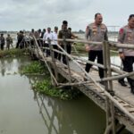 Brimob Polda Metro Kawal Pembangunan Jembatan Penghubung di Pebayuran Bekasi