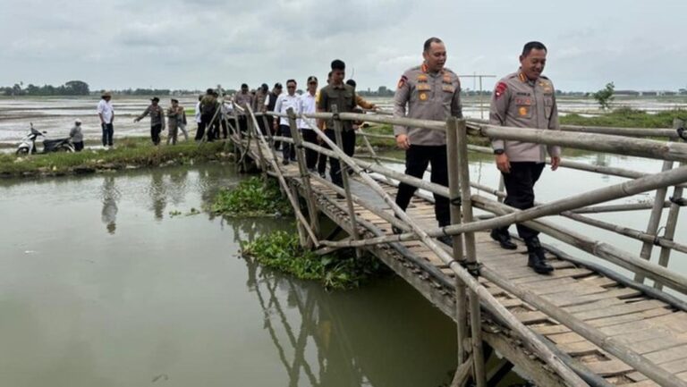 Brimob Polda Metro Kawal Pembangunan Jembatan Penghubung di Pebayuran Bekasi