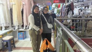 Jelang Idul Fitri, Warga Serbu Tanah Abang Cari Baju Lebaran Murah Sejak Dini