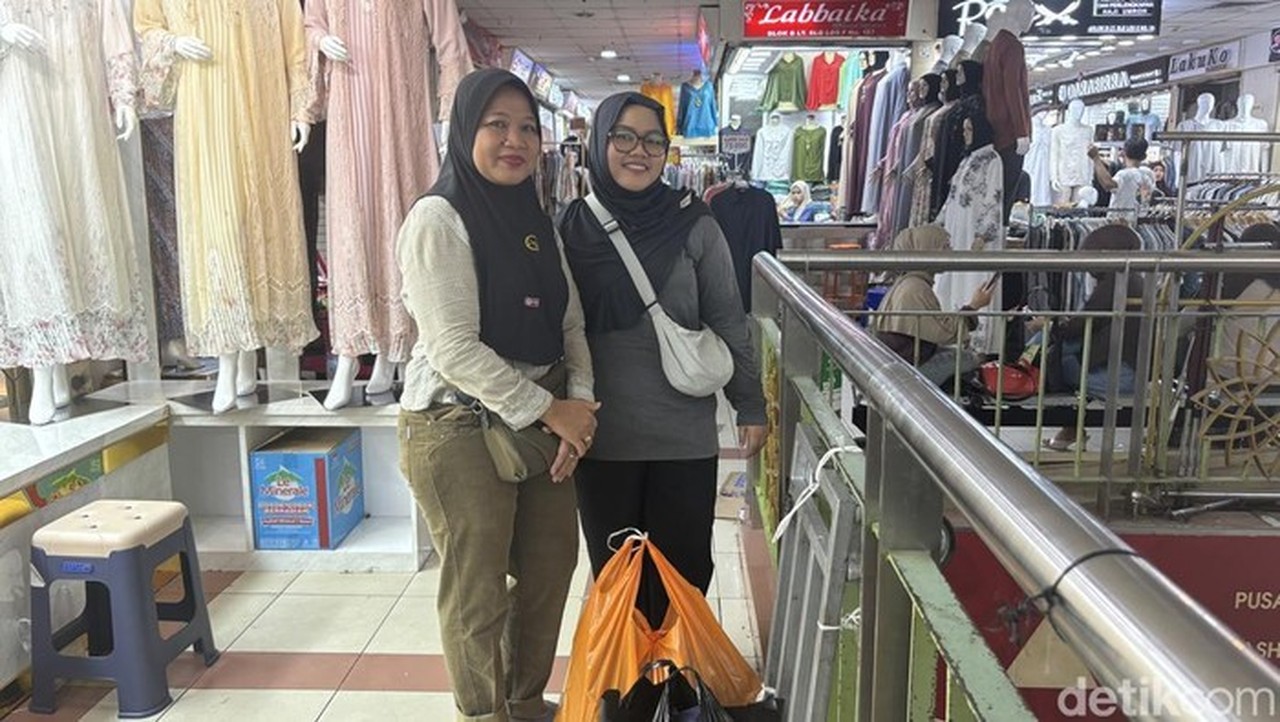 Jelang Idul Fitri, Warga Serbu Tanah Abang Cari Baju Lebaran Murah Sejak Dini