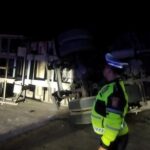 Truk Kontainer Bermuatan Kayu Terguling di Tanjakan Pandeglang Akibat Kelebihan Muatan