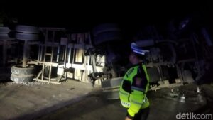 Truk Kontainer Bermuatan Kayu Terguling di Tanjakan Pandeglang Akibat Kelebihan Muatan