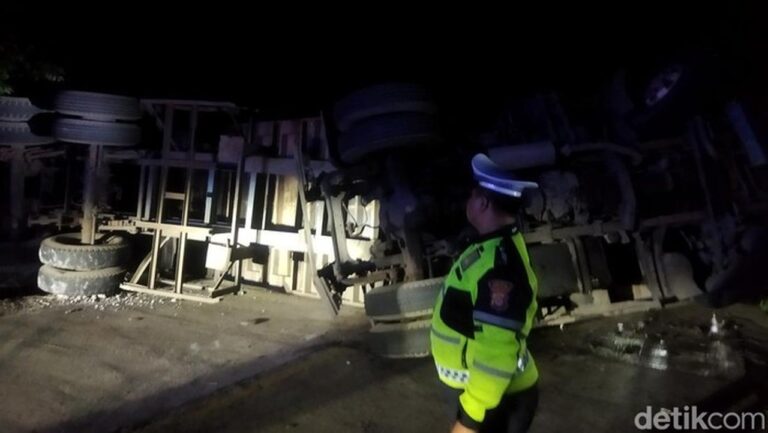 Truk Kontainer Bermuatan Kayu Terguling di Tanjakan Pandeglang Akibat Kelebihan Muatan Truk Kontainer Bermuatan Kayu Terguling di Tanjakan Pandeglang Akibat Kelebihan Muatan