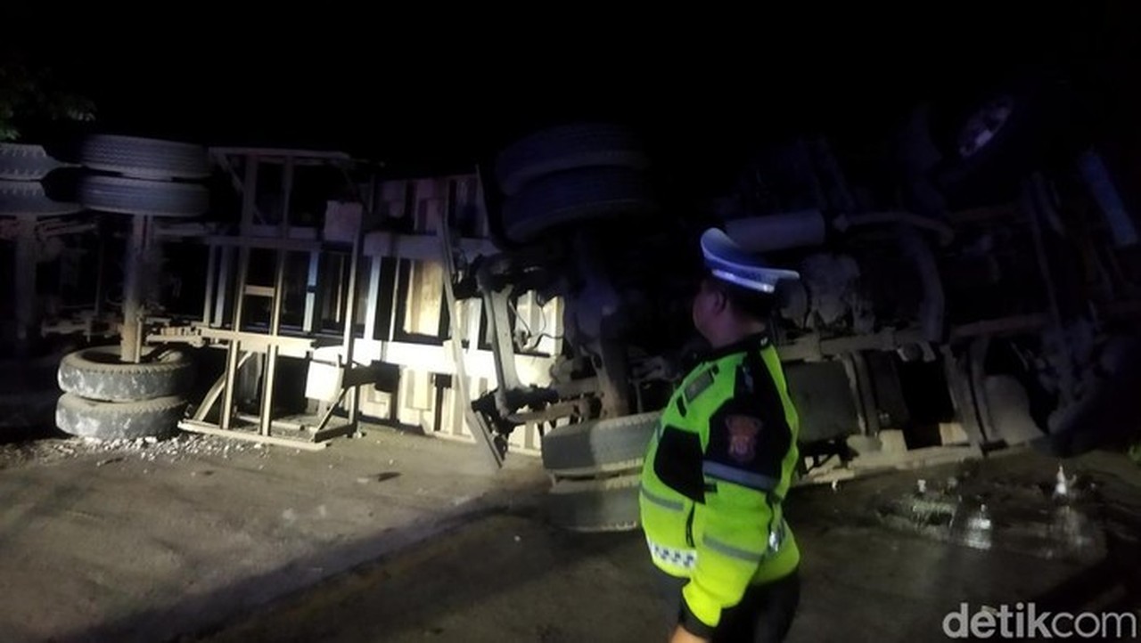 Truk Kontainer Bermuatan Kayu Terguling di Tanjakan Pandeglang Akibat Kelebihan Muatan