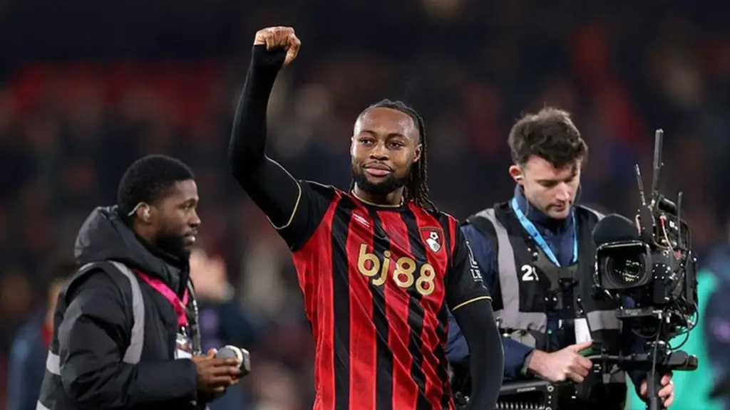 Antoine Semenyo Menyapa Para Fan Bournemouth Usai Laga Melawan Spurs. Foto: Getty Images/dan Mullan