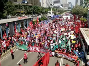 Ribuan Buruh Demo Istana Hari Ini, UMP Murah dan PHK Massal Jadi Pemicu