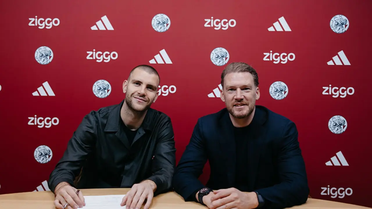 Maarten Paes Resmi Gabung Ajax Amsterdam