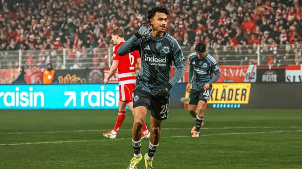 Manchester United Dan Arsenal Berebut Nathaniel Brown Dari Frankfurt Seharga 65 Juta