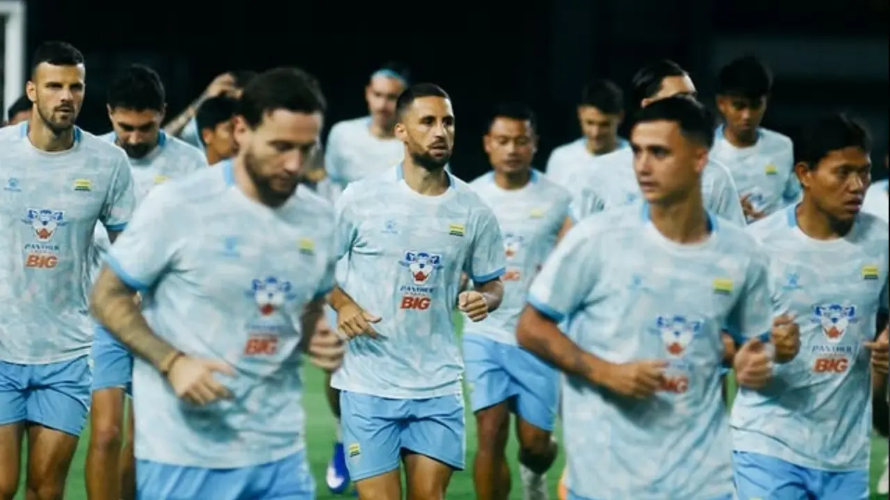 Persib Bandung Puncaki Klasemen Bojan Hodak Ingatkan Ketatnya Persaingan Liga Indonesia