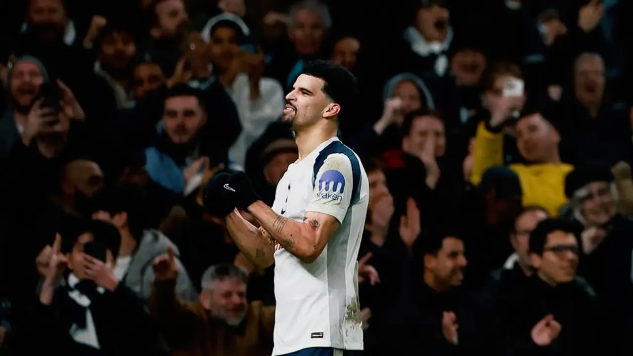 Terlihat Pincang Saat Hadapi Man City Solanke Pastikan Dirinya Fit Hadapi Manchester United
