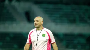 Bernardo Tavares Tekankan Mental Jadi Kunci Persebaya Hadapi Persib Bandung di GBT