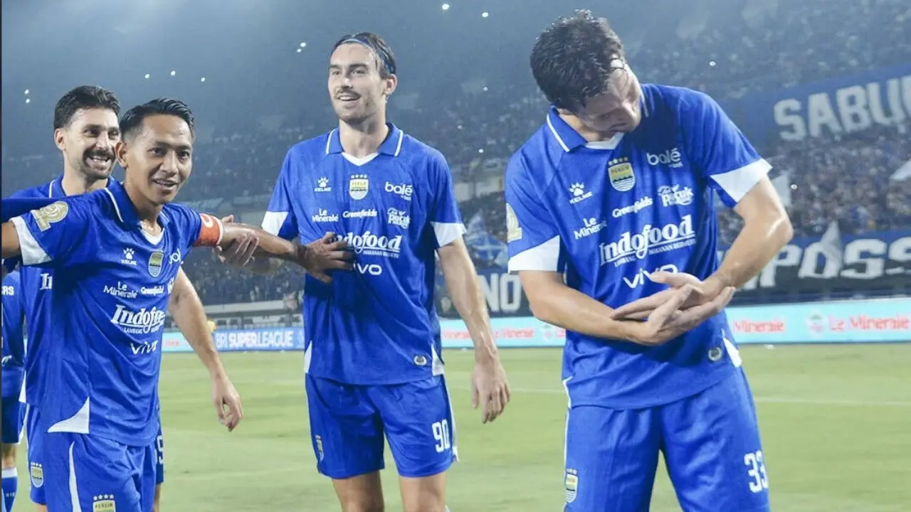 Hasil Persib Bandung Vs Persik Kediri 3 0 Dwigol Andrew Jung Dan Penalti Thom Haye Amankan Tiga Poin