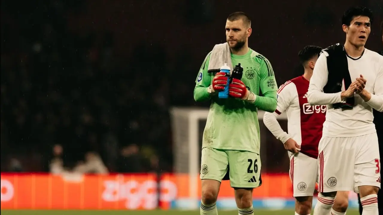 Maarten Paes Pilih Instropeksi Usai Ajax Amsterdam Takluk Dari Groningen