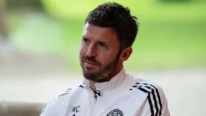 Michael Carrick Berpeluang Samai Rekor Kandang Carlo Ancelotti di Laga MU vs Leeds