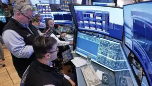 Wall Street Melemah, Saham Teknologi Disikat Aksi Jual Besar-besaran