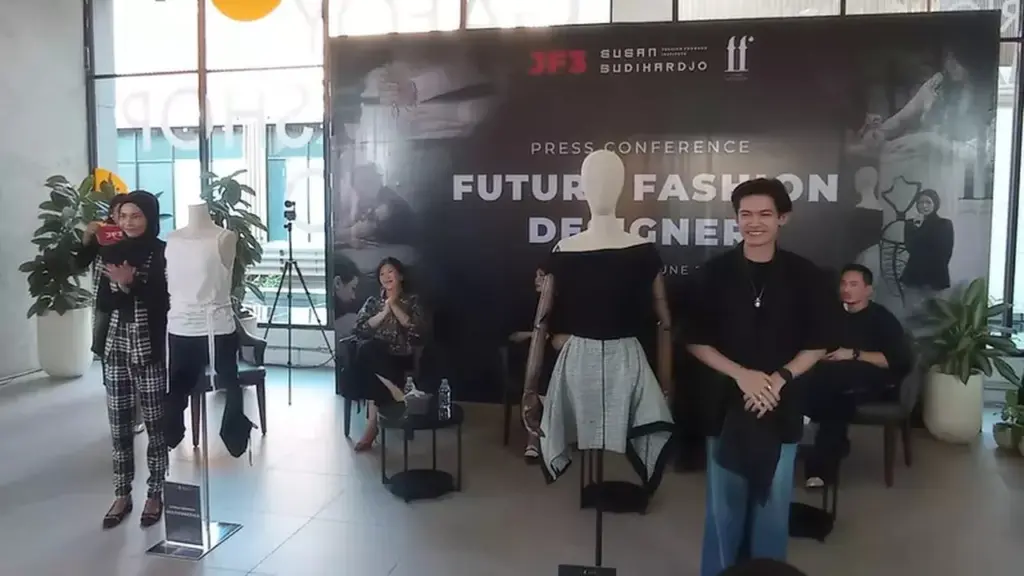 Arron Bryan Raih Gelar Future Fashion Designer 2026 Dengan Koleksi Berakar Papua