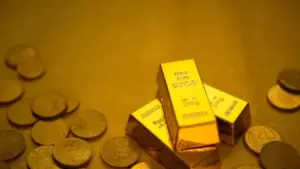 Emas Berbalik Menguat Usai Data PCE AS, Dolar Melemah